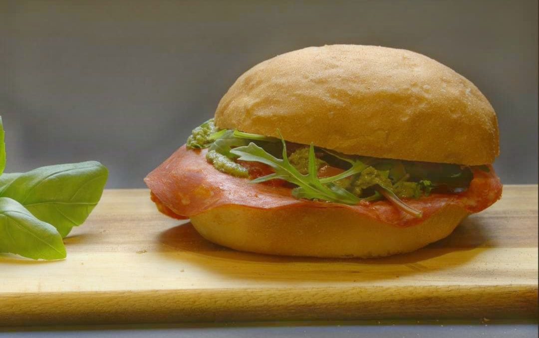 Broodje pikante salami mozzarella of provolone