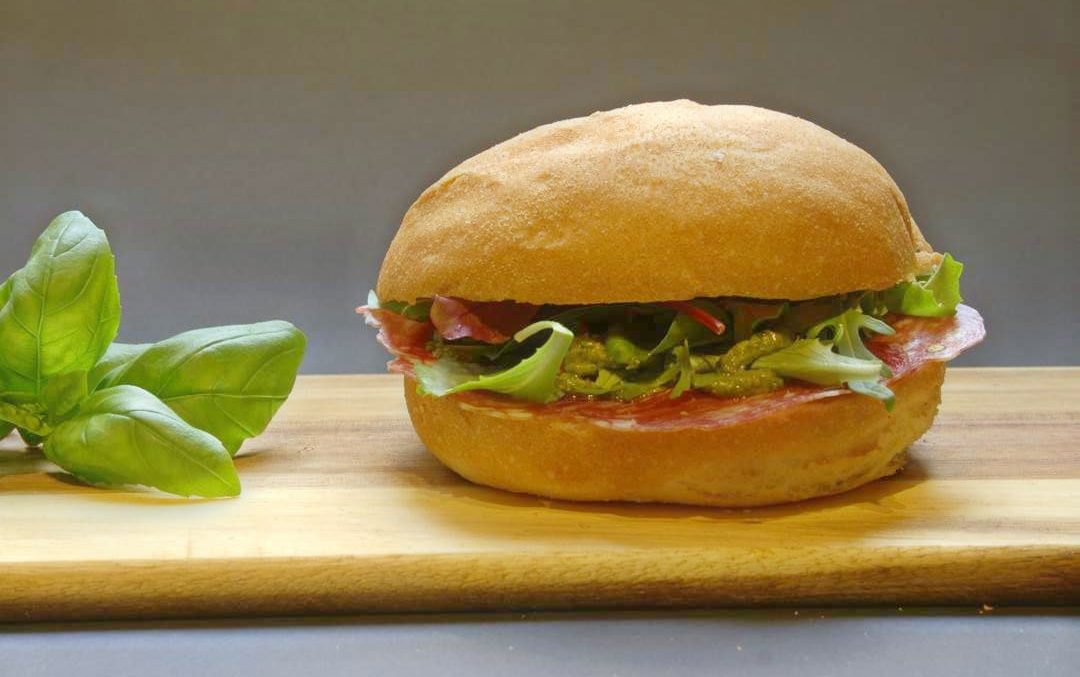 Broodje Salami Sopressa mozzarella of provolone