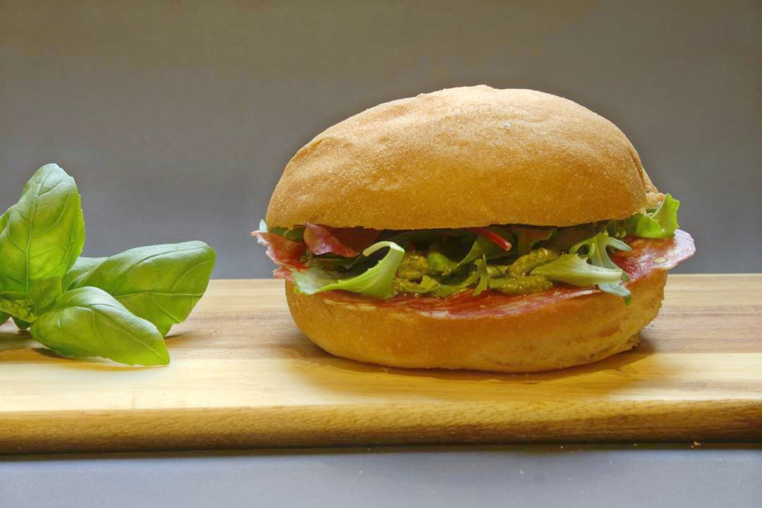 Broodje Salami Sopressa mozzarella of provolone