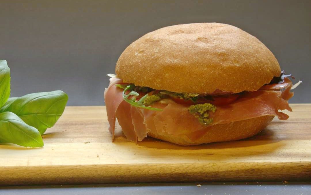 Broodje Serrano ham mozzarella of provolone
